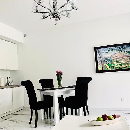 Leo Royal Apartament โปเบียโรโว ภายนอก รูปภาพ
