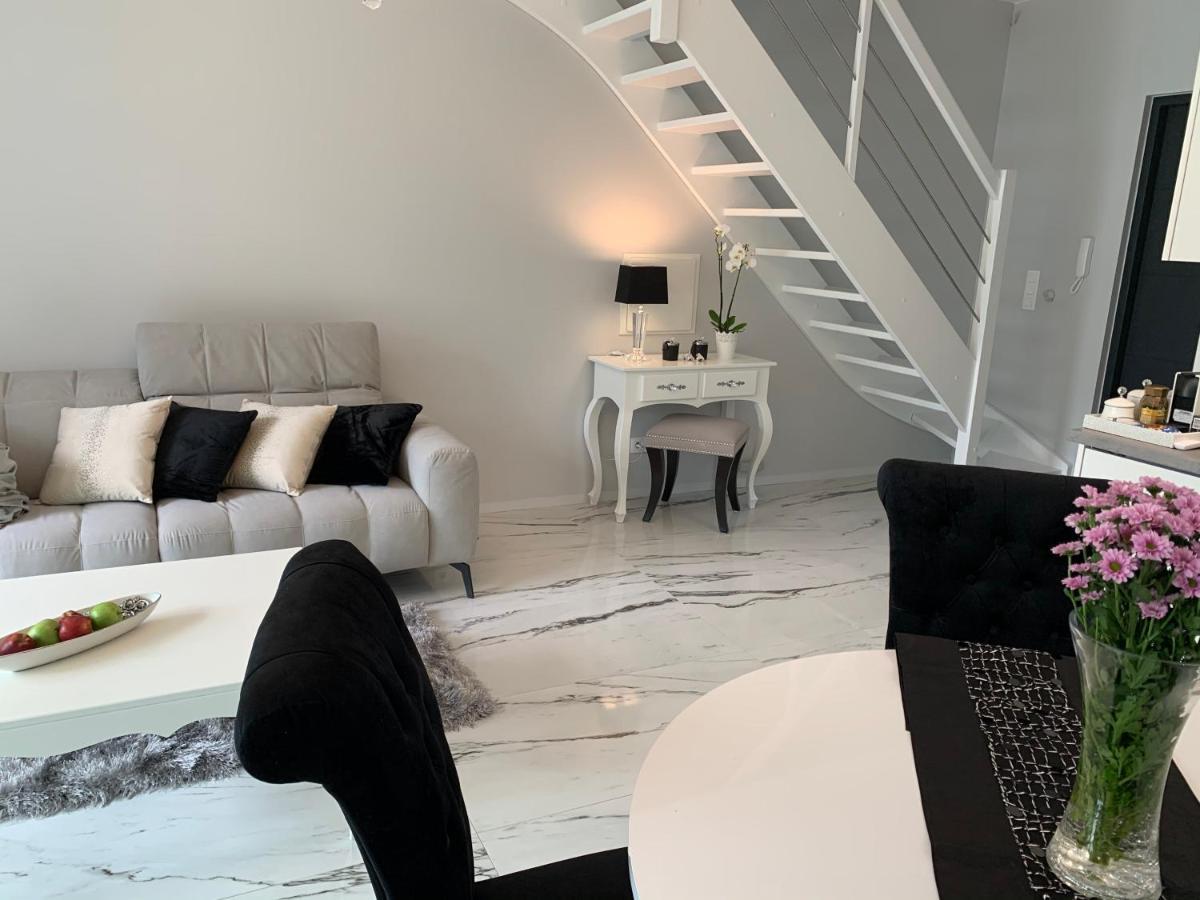 Leo Royal Apartament โปเบียโรโว ภายนอก รูปภาพ