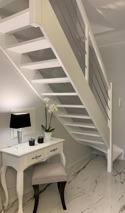 Leo Royal Apartament โปเบียโรโว ภายนอก รูปภาพ