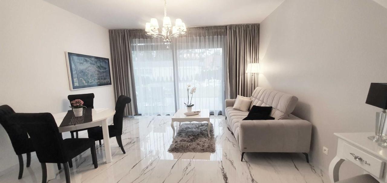 Leo Royal Apartament โปเบียโรโว ภายนอก รูปภาพ